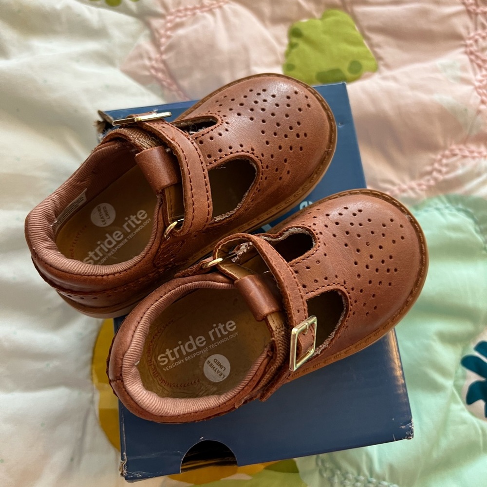 Stride Rite size 5 leather shoes sierra color